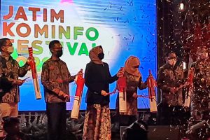 Gubernur Khofifah membuka Jatim Kominfo Festival 2022, ditandai pemukulan kentongan bersama. (dik) - Kota Batu Tuan Rumah Jatim Kominfo Festival 2022