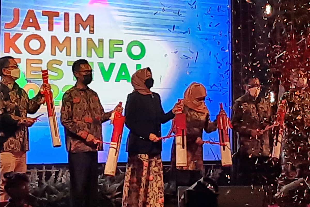 Gubernur Khofifah membuka Jatim Kominfo Festival 2022, ditandai pemukulan kentongan bersama. (dik) - Kota Batu Tuan Rumah Jatim Kominfo Festival 2022