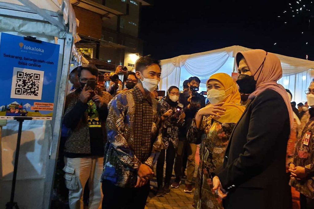 Gubernur Khofifah meninjau stand di Jatim Kominfo Festival. (dik) - Kota Batu Tuan Rumah Jatim Kominfo Festival 2022