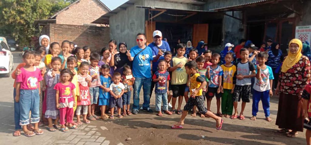 Gus Sentot berbaur bersama anak-anak usai senam bersama. (ful) - Gus Sentot Ajak Masyarakat Jombang Hidup Sehat Melalui Senam