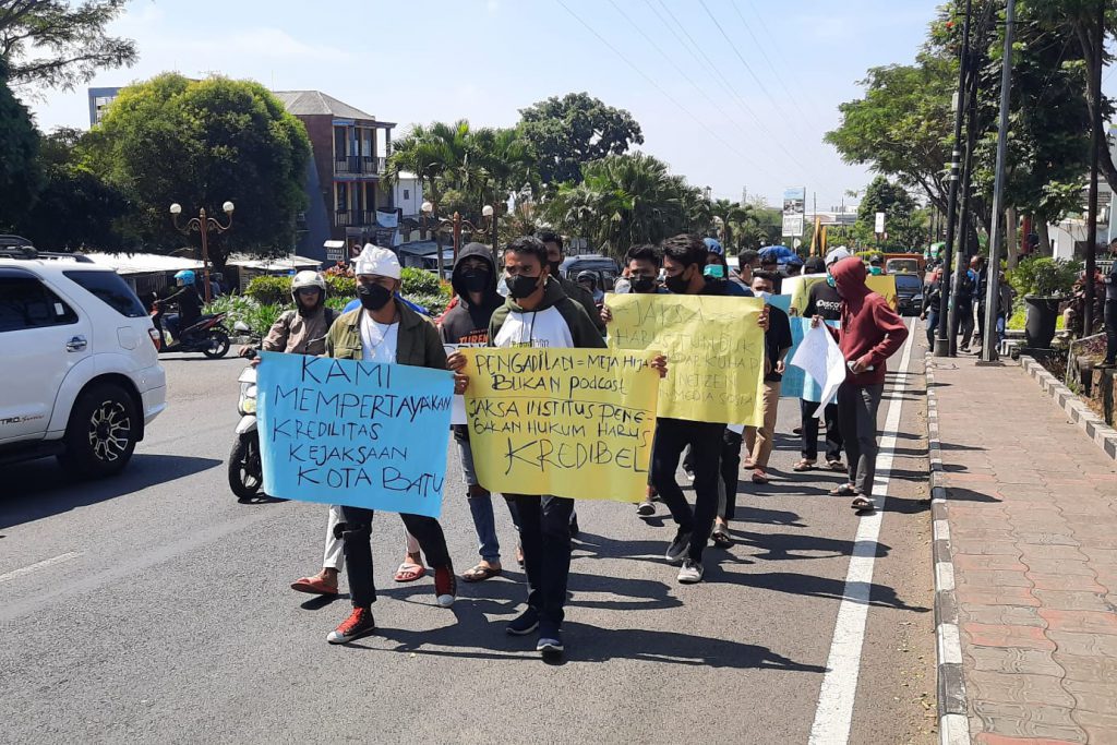 Pengunjuk rasa mendatangi Kejari Batu.