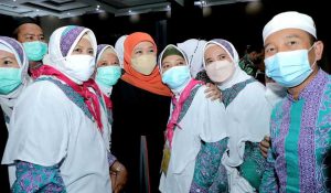 Ilustrasi Jemaah Haji asal Jawa Timur yang baru tiba di tanah air disambut Gubernur Jawa Timur Khofifah Indar Parawansa - Jemaah Haji Dihimbau Istirahat Cukup Baru Terima Tamu