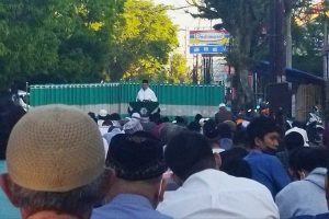 Jemaah salat Iduladha khusyuk mendengarkan tausiah. (ist) - Babinsa Jajaran Kodim 0833 Pengamanan Salat Iduladha Sejumlah Masjid