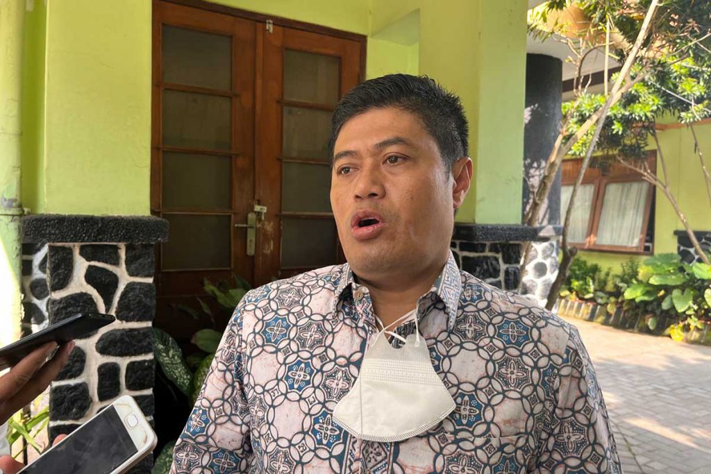 Kadisdikbud Kota Malang, Suwarjana, saat menjawab pertanyaan awak media. (bim) - Kadisdikbud Kota Malang Minta Sekolah Jangan Persulit Siswa dalam MPLS