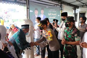 Kapolres Batu, AKBP Oskar Syamsuddin SIK MT mendampingi Wali Kota Batu menyambut JH Kota Batu. (ist) - Kapolres dan Walikota Sambut Kepulangan Jamaah Haji Batu