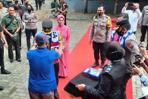Kapolres Batu AKBP Oskar Syamsuddin menerima kalangan Syal dari Aremania. (dik) - Pisah Sambut Kapolres Batu, Pemkot Batu Berikan Kesan dan Harapan