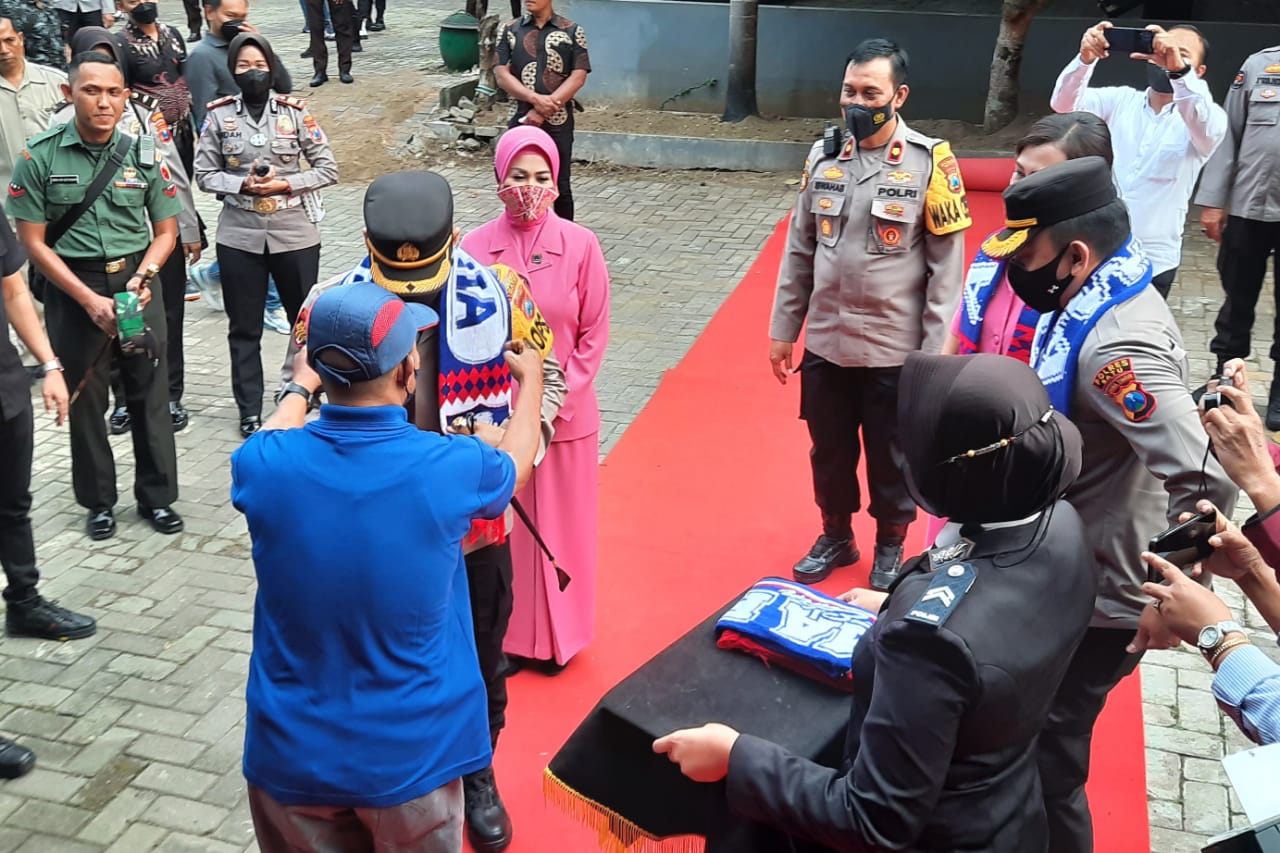 Kapolres Batu AKBP Oskar Syamsuddin menerima kalangan Syal dari Aremania. (dik) - Pisah Sambut Kapolres Batu, Pemkot Batu Berikan Kesan dan Harapan