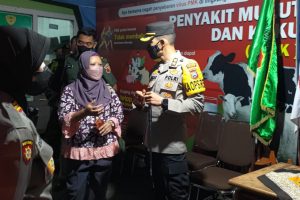 Kapolres Batu AKBP Oskar Syamsudin saat mengecek Pos Penyekatan PMK. (ist) - Lanjutkan Program AKBP Yogi, Kapolres Batu Oskar Sidak Pos Penyekatan PMK