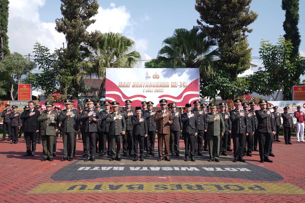 Kapolres Batu Wawali dan Jajaran Forkopimda Batu dalam peringatan Hari Bhayangkara. (ist) - Puncak Hari Bhayangkara Polres Batu Ikuti Upacara Virtual