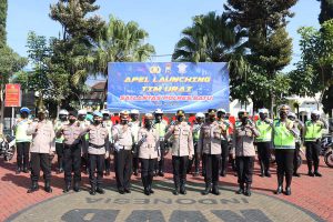 Kapolres Batu dan Kasatlantas berfoto bersama Tim Urai Satlantas Polres Batu. (ist) - Tim Urai, Jurus Baru Satlantas Polres Batu Atasi Kemacetan