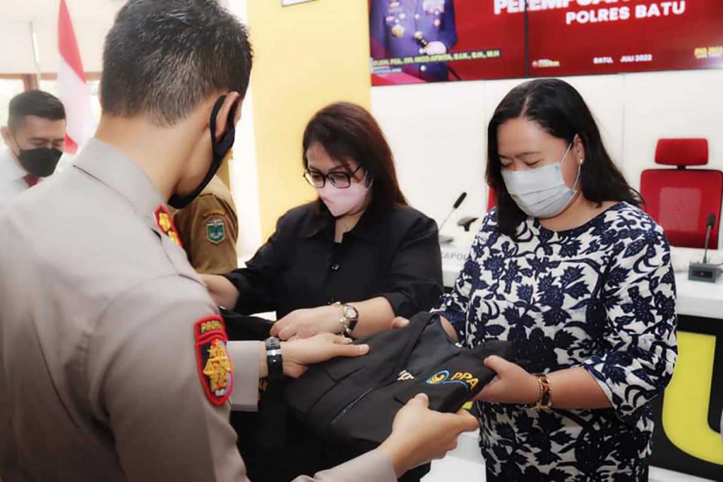 Kapolres Batu saat menyerahkan Rompi satgas PPA Satreskrim di Rupatama Mapolres. (ist) - Satgas PPA Anak Hadir di Kota Batu, Ini Kata Psikolog