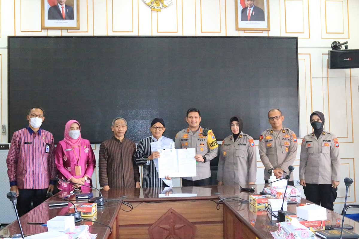 Kapolresta Malang Kota Kombes Pol Buher bersama Wali Kota Malang, Sutiaji, usai penandatanganan nota kesepahaman Aplikasi Jogo Malang. (ist) - Polresta Malang Kota Serius Tingkatkan Pelayanan Publik Melalui Aplikasi Jogo Malang