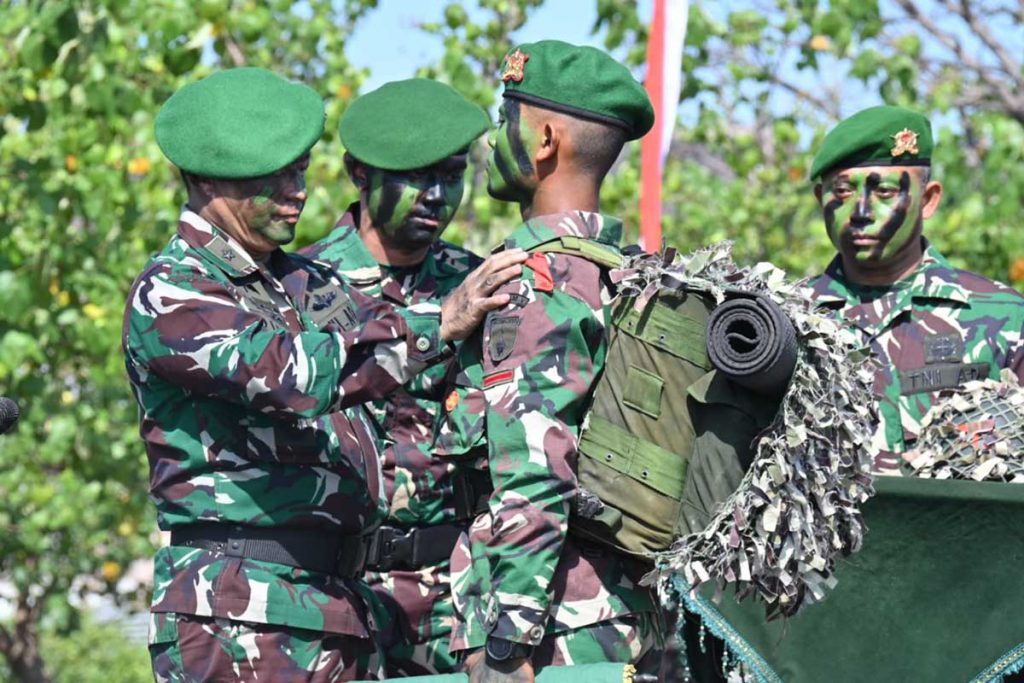 PENYEMATAN BREVET: Kasdam V/Brawijaya melakukan penyematan Brevet kualifikasi infanteri terhadap 164 prajurit siswa Dikjurtaif Gelombang II Tahun 2021 - Kasdam V/Brawijaya Pimpin Upacara Tradisi Pembaretan Siswa Dikjurtaif Gelombang II di Lapangan Pantai Jangkar Situbondo