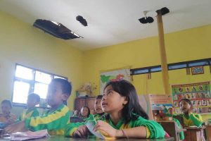 Kegiatan belajar mengajar di ruang kelas yang rusak. (ws6) - SDN 3 Pandanlandung Terus Berharap  Ruang Kelasnya Segera Dibenahi