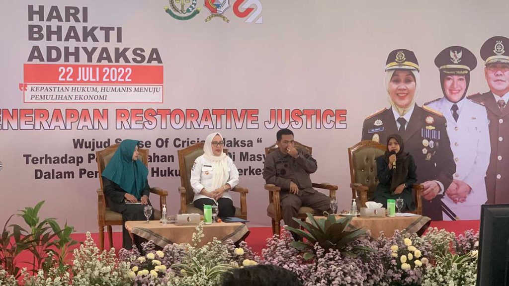 SEMINAR: Kejari Bojonegoro bersama Pemkab Bojonegoro menggelar Seminar Hukum Penerapan Restoratif Justice (RJ), Rabu (20/7/2022) di Pendopo Malowopati, Rabu (20/7/2022). Kegiatan ini digelar dalam rangka Hari Bhakti Adhyaksa 2022 - Pemdes Jadi Garda Terdepan Implementasi Restorative Justice yang Humanis - Seminar Hukum Hari Bhakti Adhyaksa