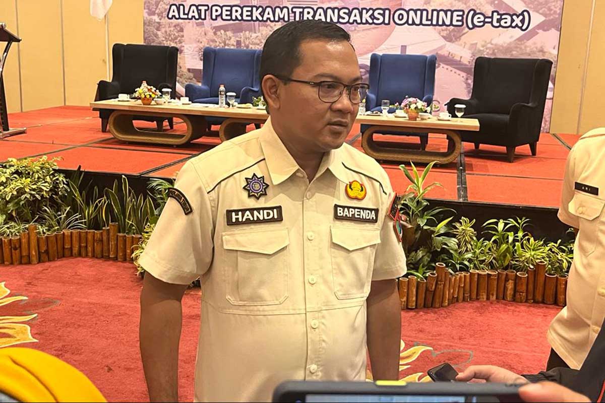 Kepala Bapenda Kota Malang, Handi Priyanto, saat menjawab pertanyaan awak media. (bim) - Realisasi Penerimaan Pajak Semester I Kota Malang Capai 39,62 Persen