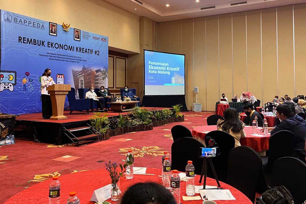 Kepala Bappeda Kota Malang, Dwi Rahayu, saat memberikan laporan kegiatan Rembuk Ekonomi Kreatif #2. (bim) - Rembuk Ekonomi Kreatif, Sutiaji: Evaluasi dan Perkuat Kolaborasi Roadmap Ekraf SMART