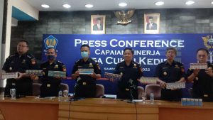 Kepala Bea Cukai Kediri bersama segenap Seksi menunjukkan rokok ilegal hasil tangkapannya, Rabu (27/7/2022). (ful) - Capaian Kinerja Bea Cukai Kediri Menitikberatkan Pemulihan Ekonomi Nasional