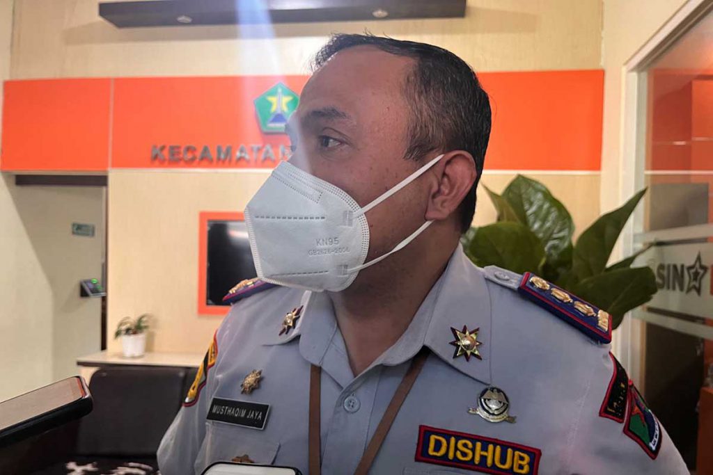 Kepala Bidang Perparkiran Dishub Kota Malang, Musthaqim Jaya, saat menjawab pertanyaan awak media. (bim) - 3978 Jukir di Kota Malang akan Dibekali KTA dengan Barcode