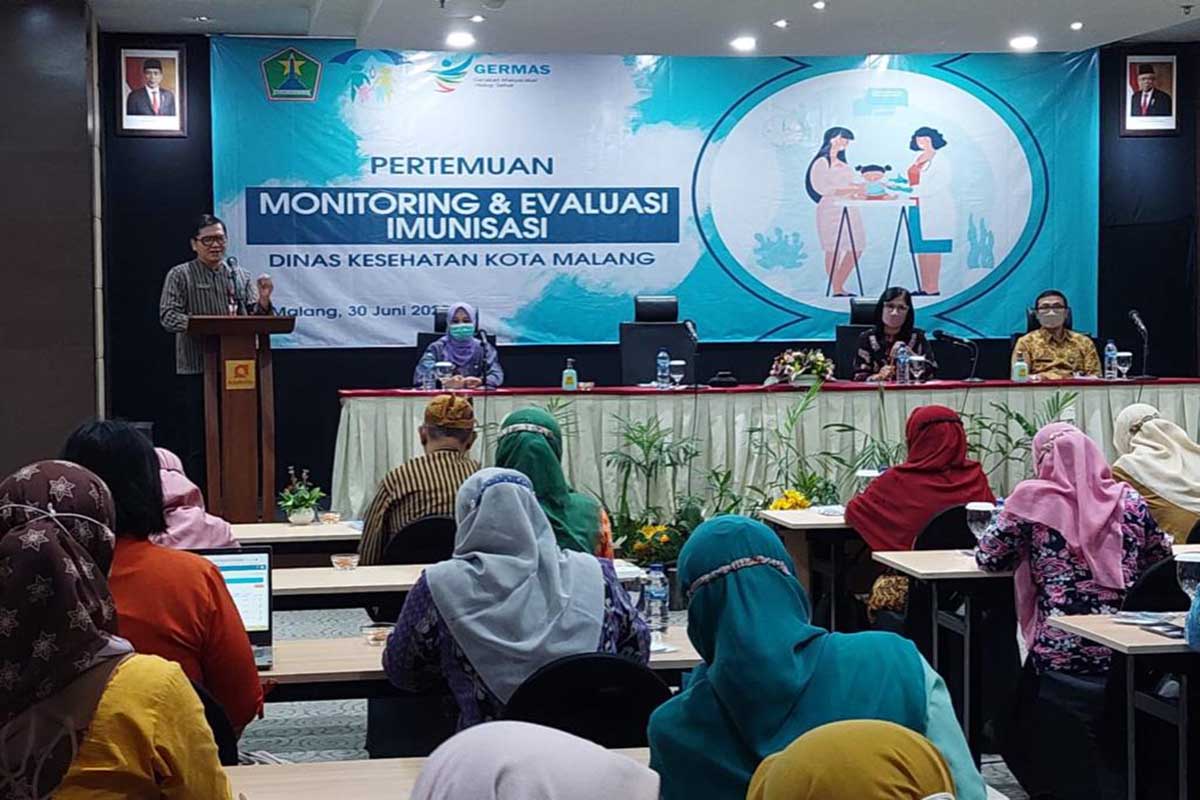 Kepala Dinkes Kota Malang, dr Husnul Muarif, saat memberikan sosialisasi dalam agenda monitoring & evaluasi Imunisasi. (ist) - Pemkot Malang Targetkan 95 Persen Anak Terlindungi Imunisasi
