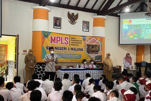 Kepala Disdikbud Kota Malang, Suwarjana, saat memberikan sambutan di MPLS SMPN 1 Kota Malang. (bim) - MPLS Hari Pertama di Kota Malang, Wujudkan Profil Pelajar Pancasila
