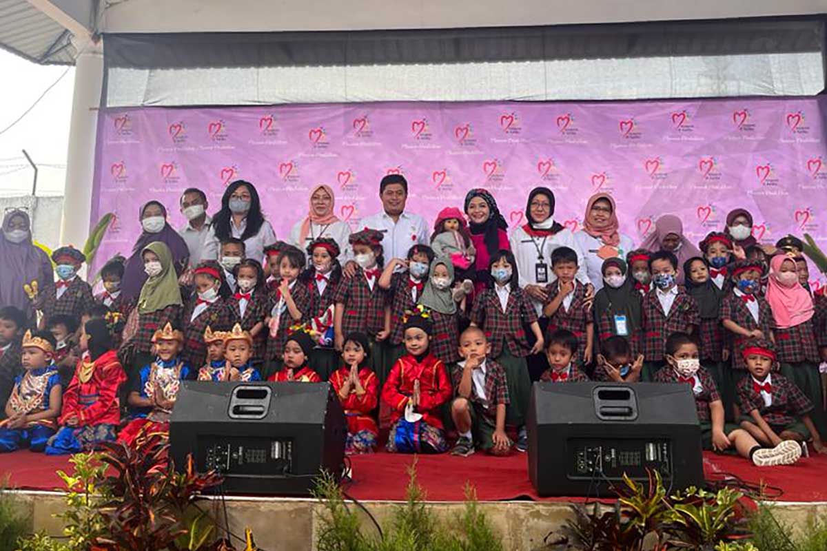 Kepala Disdikbud Kota Malang, saat berfoto bersama dengan para siswa TK di Kota Malang, dalam acara pembukaan Museum Pendidikan. (bim) - Buka Kembali, Disdikbud Kota Malang Fungsikan Museum Pendidikan Untuk Semua Event