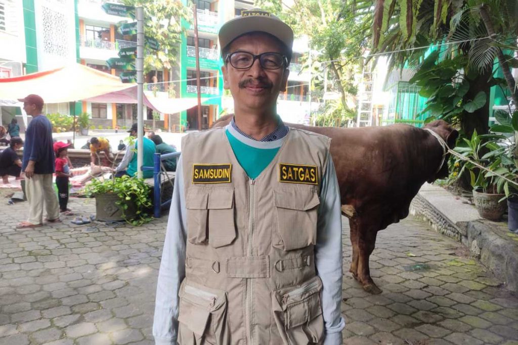 Kepala MTsN 1 Malang, Drs Samsudin MPd, menjawab pertanyaan awak media. (rhd) - Rangkaian Iduladha, MTsN 1 Kota Malang Sembelih Sapi Limousine - Gelar manasik haji, penyembelihan hewan kurban dan baksos