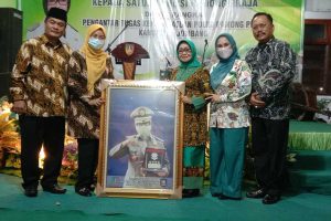 Kepala SatPol PP beserta ibu (kiri), menyerahkan cindera mata kepada Bupati didampingi Asisten 1 (kanan) beserta ibu. (pul) - Bupati Mundjidah Apresiasi Kinerja Satpol PP