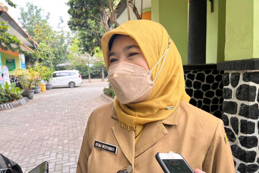 Kepala Sekolah SMPN 1 Kota Malang, Risna Widyawati, saat menjawab pertanyaan awak media. (bim) - MPLS Hari Pertama di Kota Malang, Wujudkan Profil Pelajar Pancasila