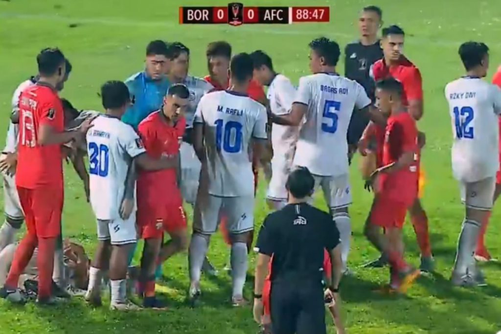 kericuhan sempat mewarnai laga borneo fc vs arema fc
