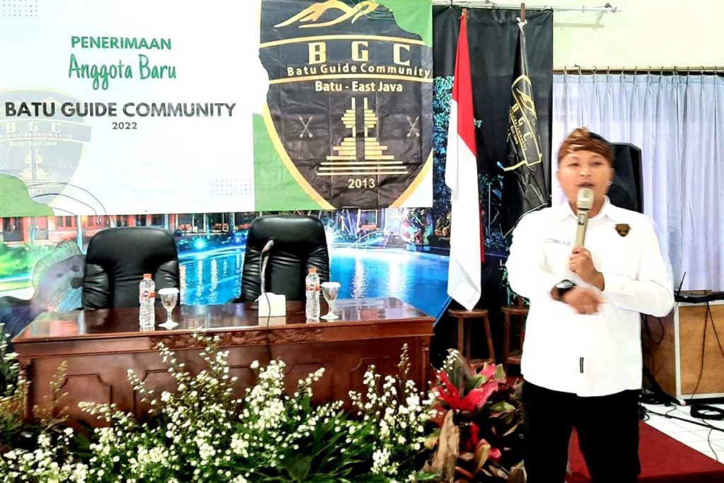 Ketua BGC, Oding Alfarifta Effendi memberikan arahan pada peserta. (dik) - Wisata Batu Menggeliat, BGC Gelar Rekrutmen Anggota