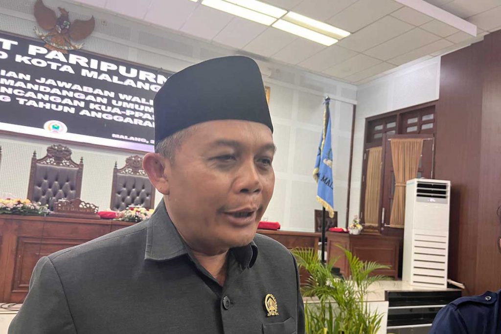 Ketua DPRD Kota Malang, I Made Riandiana Kartika, saat menjawab pertanyaan awak media. (bim) - DPRD Kota Malang Kecewa Atas Jawaban Wali Kota terhadap PU Fraksi