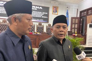Ketua DPRD Kota Malang, I Made Riandiana Kartika, saat menjawab pertanyaan awak media. (bim) - DPRD Soroti Kekosongan Jabatan OPD Kota Malang