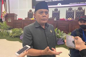 Ketua DPRD Kota Malang, I Made Riandiana Kartika, saat menjawab pertanyaan awak media. (bim) - Ketua DPRD Tanggapi Peningkatan SDM sebagai Prioritas Pembangunan Kota Malang 2023