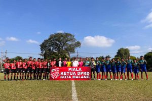 Ketua DPRD Kota Malang bersama Ketua DPC BMI Kota Malang, bersama para atlet muda yang akan berlaga. (bim) - Gali Potensi Muda, DPRD Kota Malang-BMI Gelar Turnamen Sepak Bola U-14