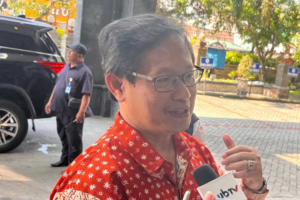 Ketua FORDEKIIS, Drs Andy Fefta Wijaya saat menjawab pertanyaan awak media. (bim) - Menhan Prabowo Dorong Peran Akademisi Cetak SDM Unggul Ketahanan Nasional