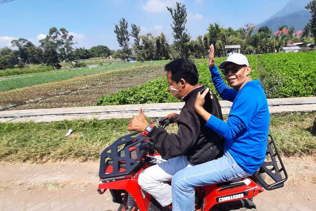 Ketua Komisi B DPRD Batu, Hari Danah Wahyono, menjajal ATV. (dik) - Potensi Alam dan Pertanian, Jadi Daya Tarik Wisata Desa Sumberejo