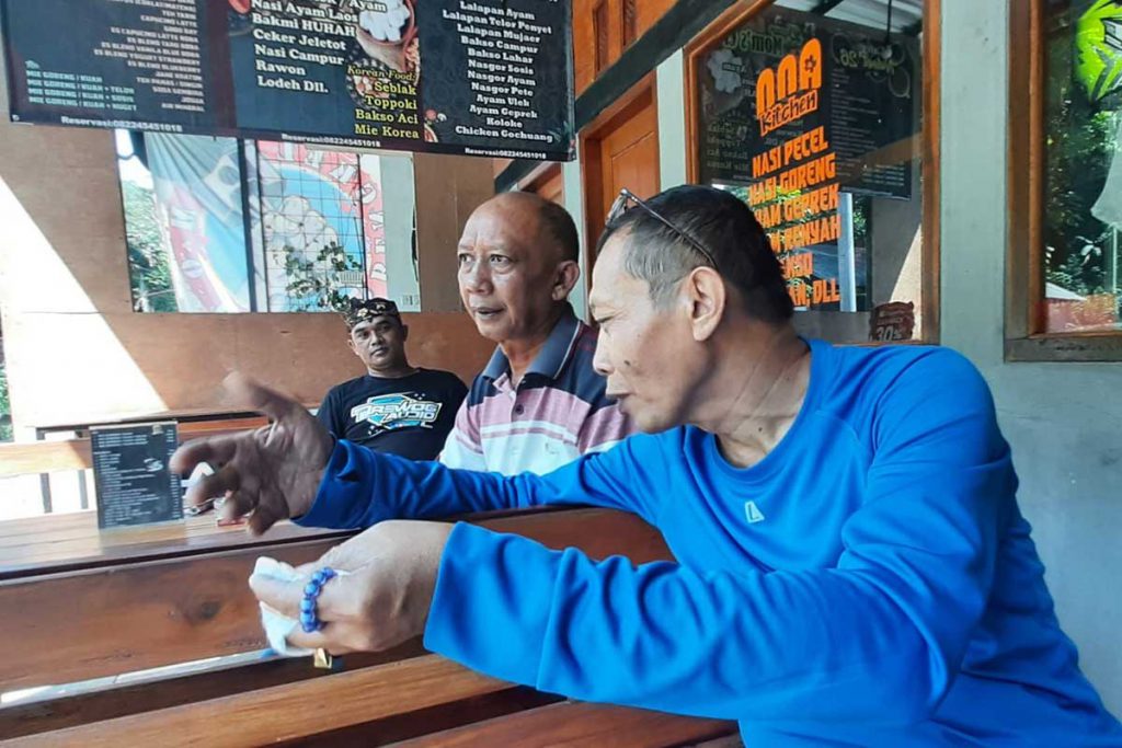 Ketua Komisi B DPRD Batu dan Kades Sumberejo, berdiskusi tentang pengembangan wisata. (dik) - Potensi Alam dan Pertanian, Jadi Daya Tarik Wisata Desa Sumberejo