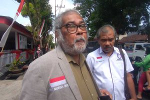 Ketua Komisi Nasional Perlindungan Anak (Komnas PA), Arist Merdeka Sirait, di depan Lapas Kelas 1 Lowokwaru, Kota Malang. (ws6) - Pastikan Julianto di Dalam Penjara, Komnas PA Datangi Lapas Lowokwaru