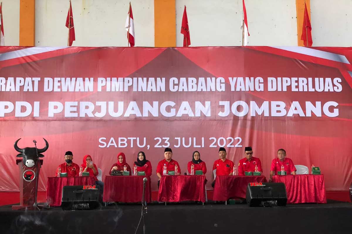 Ketua PDI Perjuangan Jombang bersama jajaran pimpinan DPC. (ful) - PDI Perjuangan Jombang Optimis Menang di Pemilu 2024