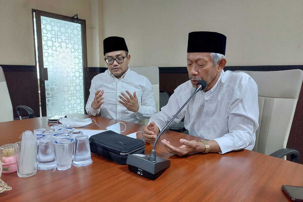 SILATURAHIM: Ketua Panitia 1 Abad NU, KH Abdus Salam Shohib bersama Jajaran PWNU Jawa Timur bersilaturahmi ke PW Muhammadiyah Jawa Timur, kawasan Kertomenanggal Surabaya, Jumat (22/7/2022) diiterima langsung Ketua PW Muhammadiyah Jatim KH Saad Ibrahim. (Foto-foto: media center PWNU Jatim) - NU-Muhammadiyah Jatim Perkuat Ukhuwah Hadapi Kebangkitan Islam Milenial Kedua