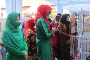 Ketua Persit KCK Kodim 0833 turut belanja di Pasar Senggol Tresel, dampingi Ketua TP PKK Kota Malang. (ist) - Ketua Persit KCK Kodim 0833 Turut Belanja di Pasar Senggol Tresel