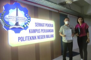 Ketua dan Sekretaris SPKP Polinema di depan sekretariat di gedung Graha Polinema. (rhd) - Wadahi Aspirasi Karyawan Kontrak, Polinema Miliki Serikat Pekerja Kampus Perjuangan