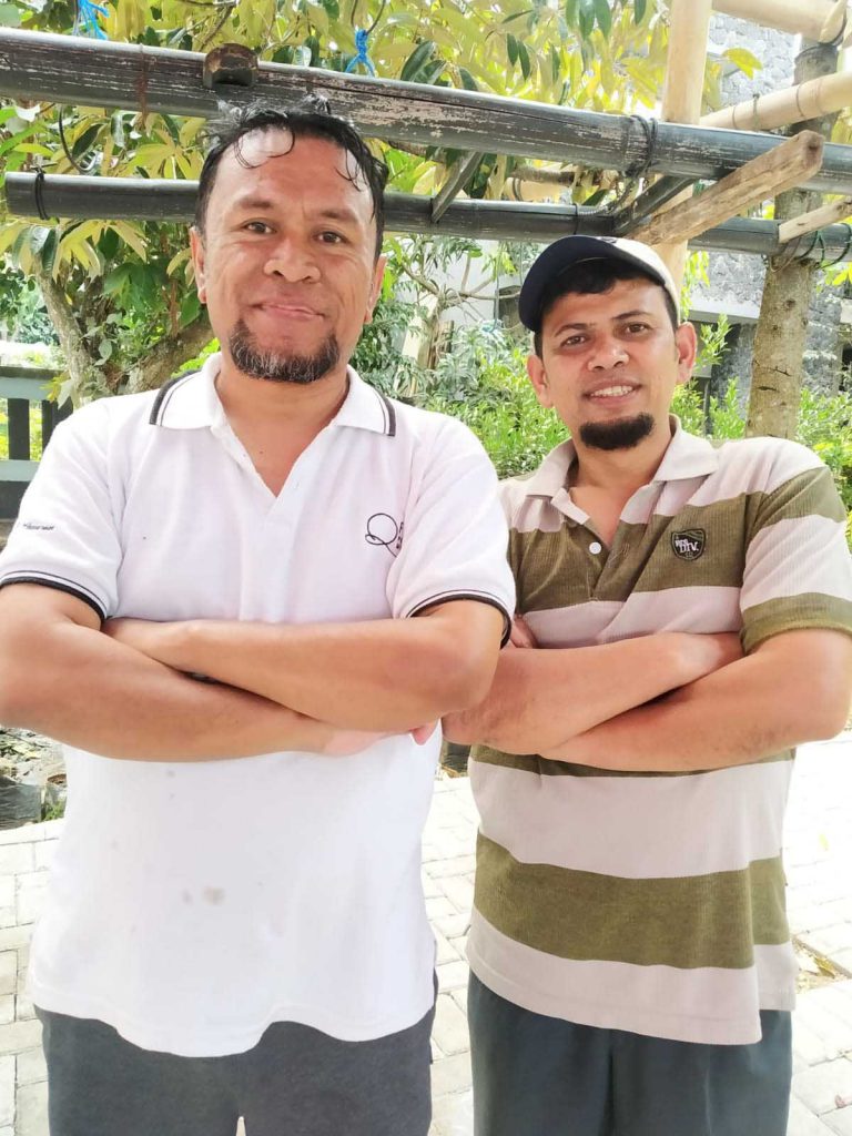 PMK Tak Surutkan Warga Perum Jasatirta untuk Kurban di Idul Adha 3 Ketua Takmir Masjid Al Muflikhuun, H. A Malik (kiri) dan Ketua Panitia kurban, ustadz Berry Aritos (kanan) - PMK Tak Surutkan Warga Perum Jasatirta untuk Kurban di Idul Adha