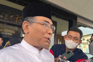 Ketum PBNU, KH Yahya Cholil Staquf, saat menjawab pertanyaan awak media. (bim) - Ketum PBNU: Mardani Maming Dinonaktifkan Sebagai Bendahara Umum