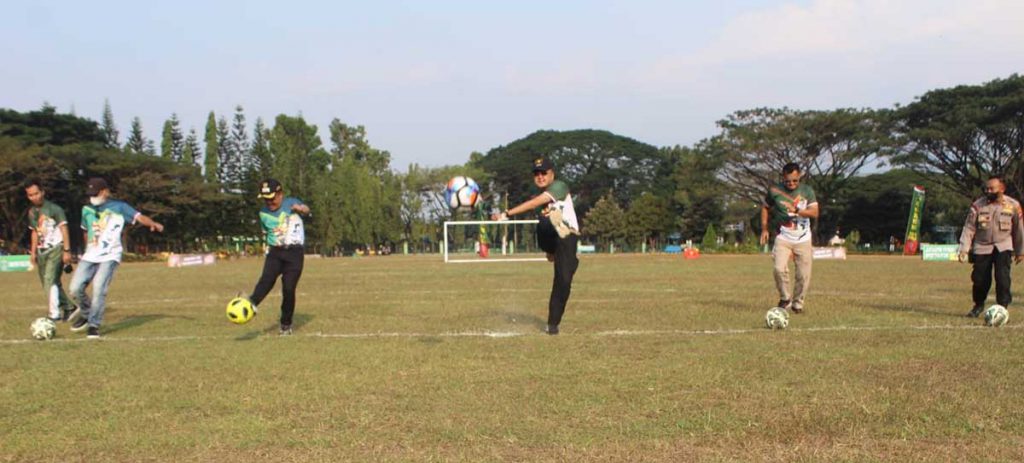 Kick off: Menendang bola penanda Liga Santri Piala Kasad 2022 dimulai. (ist) - Kick Off Liga Santri Piala Kasad 2022 tingkat Korem 083/Bdj