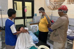 Korban saat tiba di rumah sakit. (ist) - Kecanduan Narkoba dan Sabung Ayam, Ayah di Wagir Aniaya Isteri  dan Anak Gadisnya