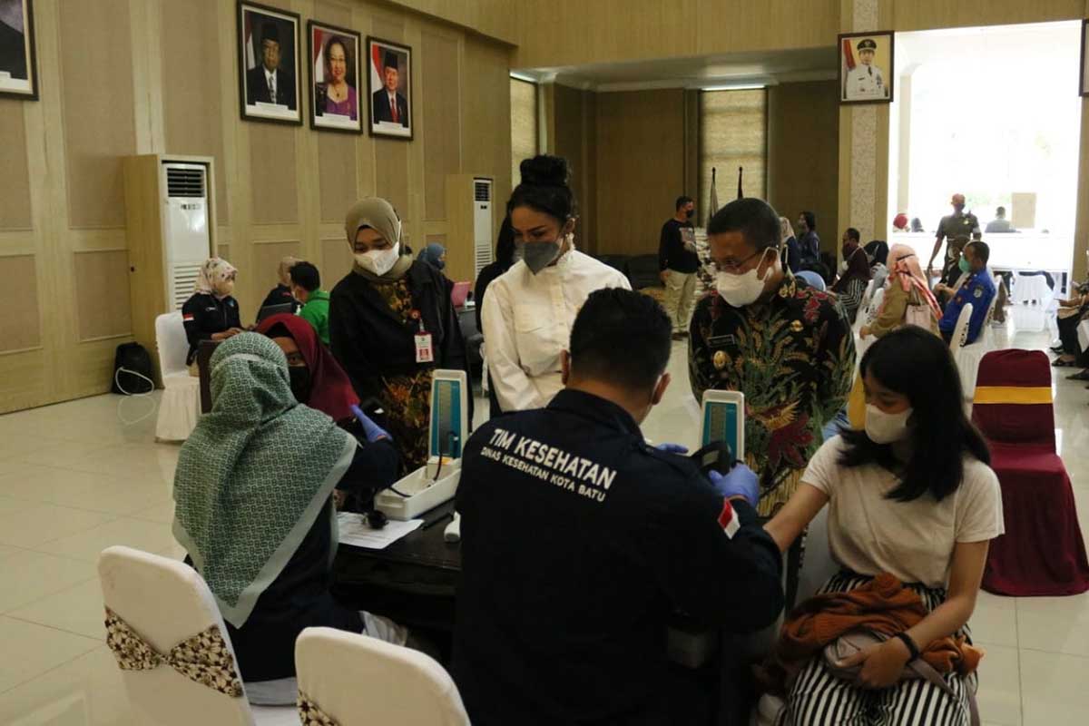 Krisdayanti dan Wawali Batu Punjul Santoso meninjau pelaksanan Vaksin. (Ist) - Ribuan Masyarakat Kota Batu Ikuti Vaksinasi Bersama Krisdayanti