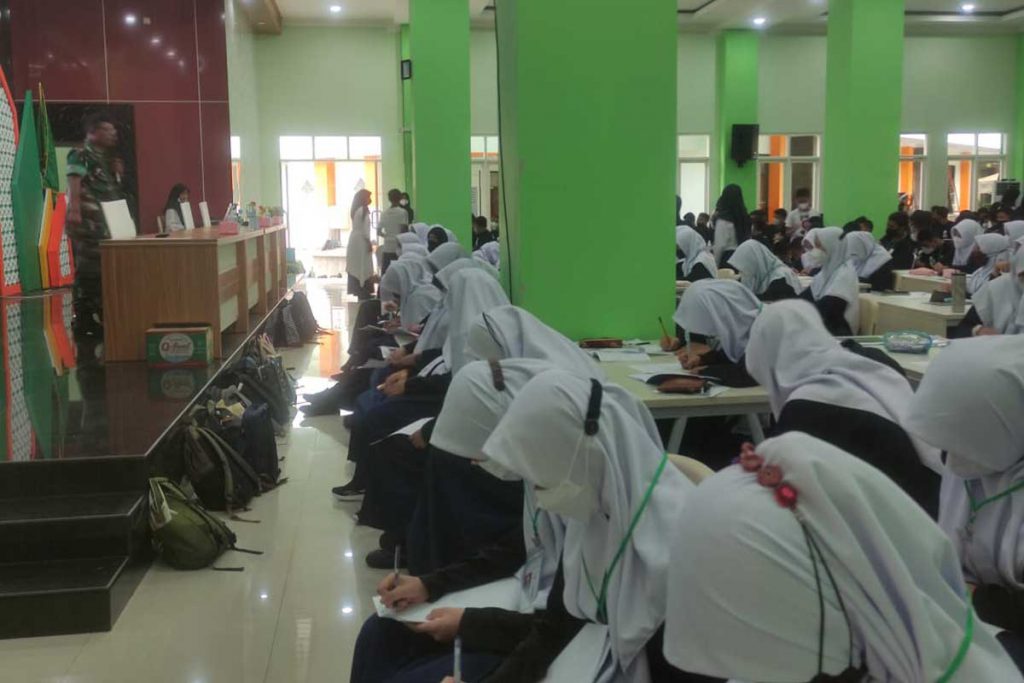 Letda Arh Anasir Suprapto, memberikan materi pelatihan kedisiplinan. (rhd) - 380 Siswa Baru Kelas 7 MTsN 1 Kota Malang Ikuti Matsama 2022/2023