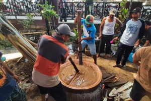 Masyarakat bahu membahu mengolah jenang gede sebagai rangkaian kegiatan bersih desa - Njenang Gede, Budaya Yang Dipertahankan Warga Desa Sumberejo